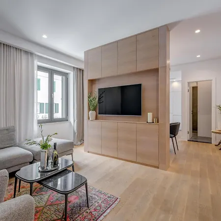 Location! Spacious Lux -5 Min From & Centre Apartamento Split