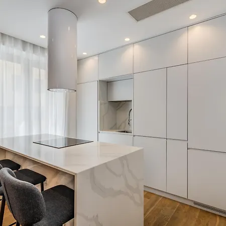 Appartement Location! Spacious Lux -5 Min From & Centre Split