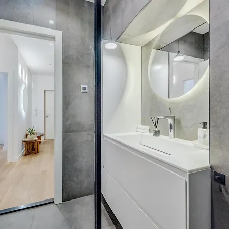 Location! Spacious Lux -5 Min From & Centre Apartamento Split