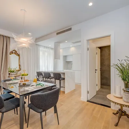 Location! Spacious Lux -5 Min From & Centre Split