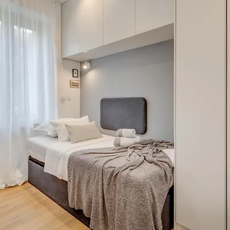 Location! Spacious Lux -5 Min From & Centre Apartamento Split