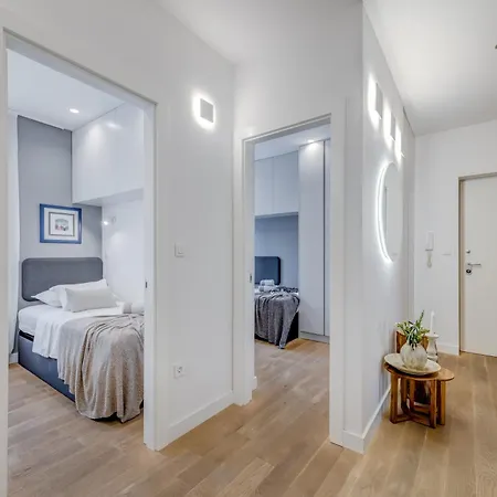 Location! Spacious Lux -5 Min From & Centre * Split