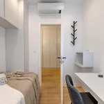 Location! Spacious Lux -5 Min From & Centre アパート
