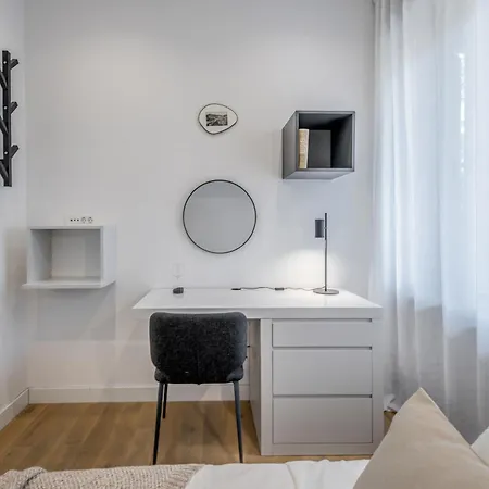 Location! Spacious Lux -5 Min From & Centre Lägenhet