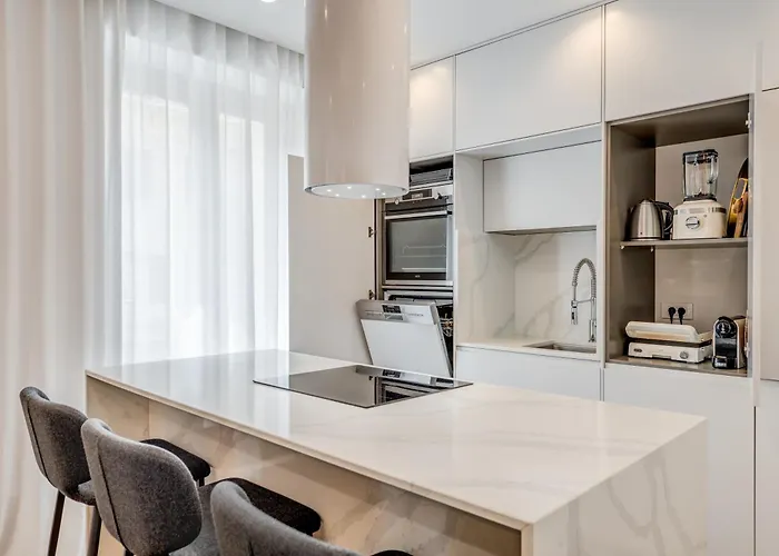 Location! Spacious Lux -5 Min From & Centre Lägenhet