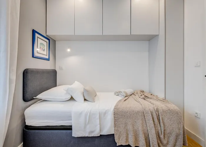 Location! Spacious Lux -5 Min From & Centre Lägenhet *