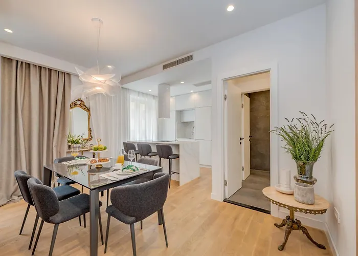 Location! Spacious Lux -5 Min From & Centre * Split