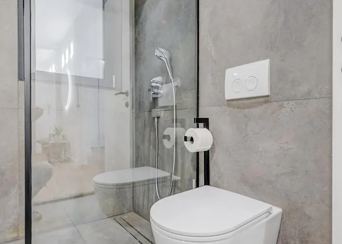 Location! Spacious Lux -5 Min From & Centre Lägenhet *