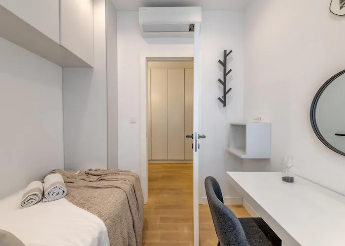 Location! Spacious Lux -5 Min From & Centre Lägenhet