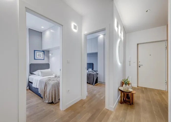 Location! Spacious Lux -5 Min From & Centre * Split