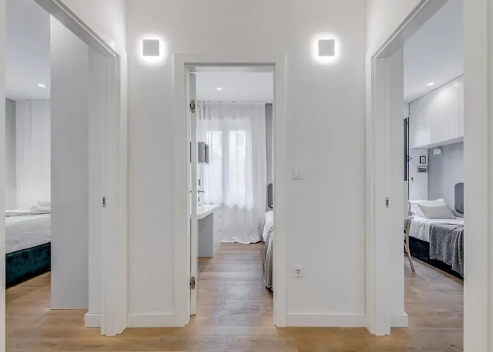 Location! Spacious Lux -5 Min From & Centre