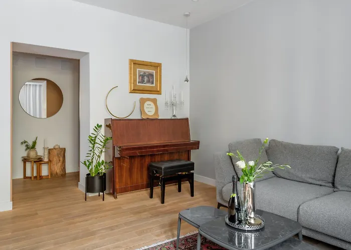 Location! Spacious Lux -5 Min From & Centre Lägenhet