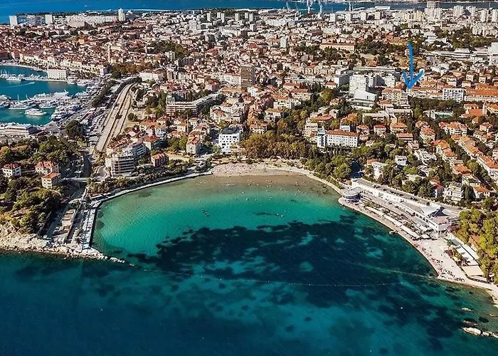 Location! Spacious Lux -5 Min From & Centre Split