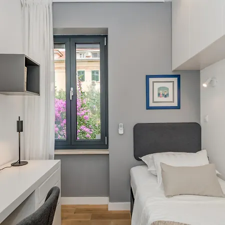 Location! Spacious Lux -5 Min From & Centre