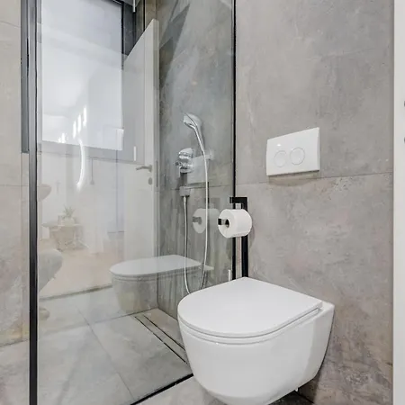 Location! Spacious Lux -5 Min From & Centre Apartman *