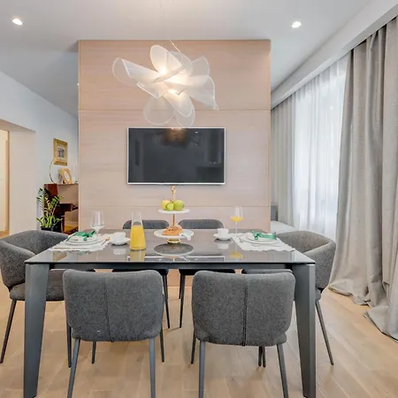 Apartman Location! Spacious Lux -5 Min From & Centre Split