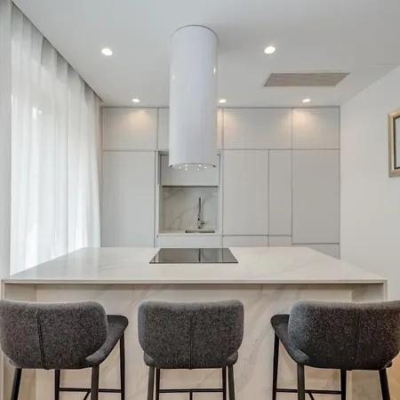 Apartman Location! Spacious Lux -5 Min From & Centre