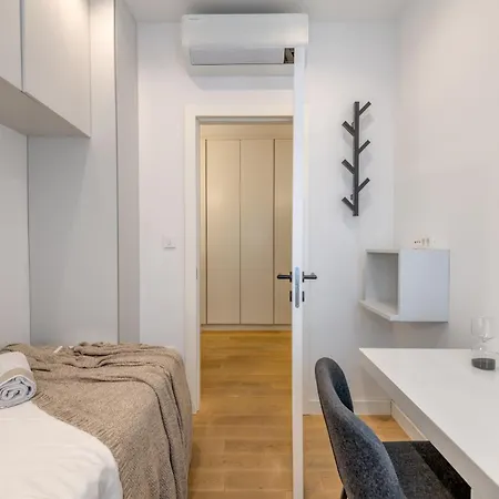 Location! Spacious Lux -5 Min From & Centre Apartman