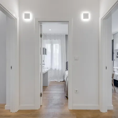 Location! Spacious Lux -5 Min From & Centre