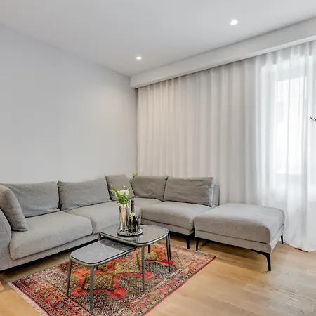 Location! Spacious Lux -5 Min From & Centre * Split