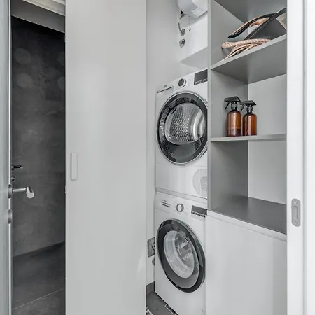 Location! Spacious Lux -5 Min From & Centre *