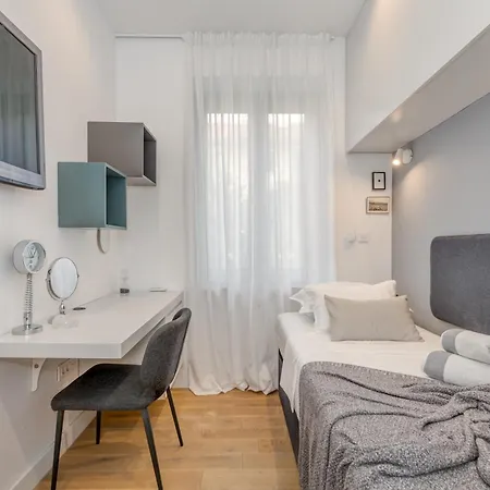 Location! Spacious Lux -5 Min From & Centre