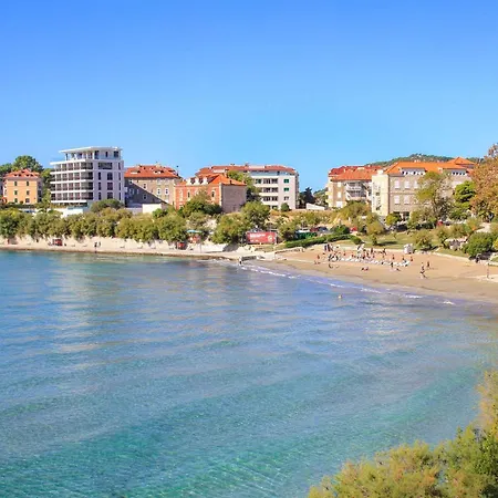 Location! Spacious Lux -5 Min From & Centre Apartman