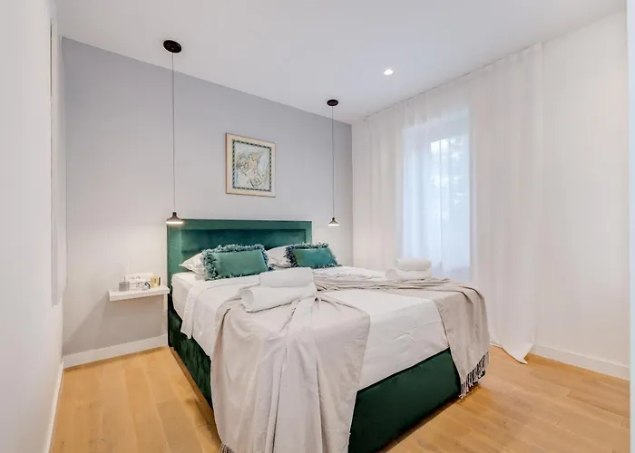 Location! Spacious Lux -5 Min From & Centre