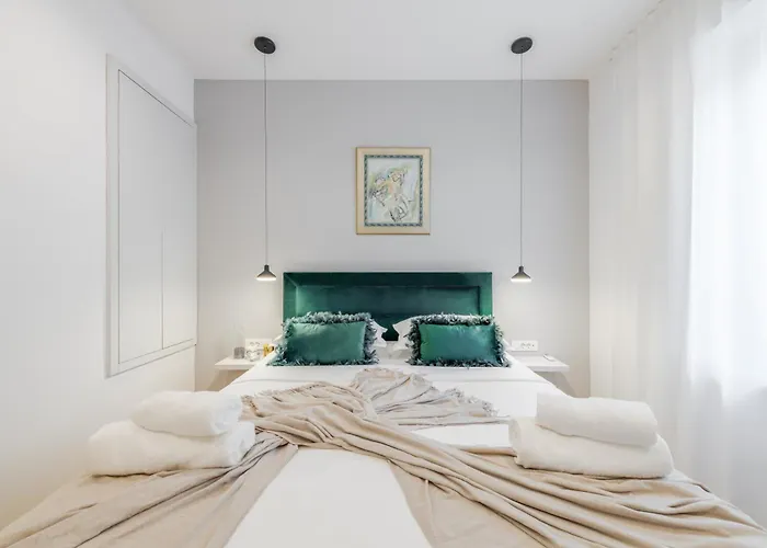 Apartament Location! Spacious Lux -5 Min From & Centre