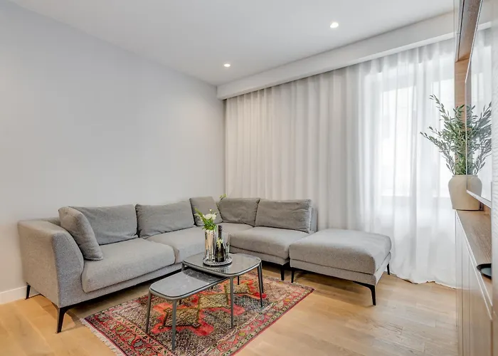 Location! Spacious Lux -5 Min From & Centre * Split