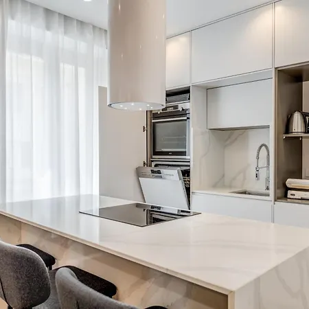 Location! Spacious Lux -5 Min From & Centre Appartamento